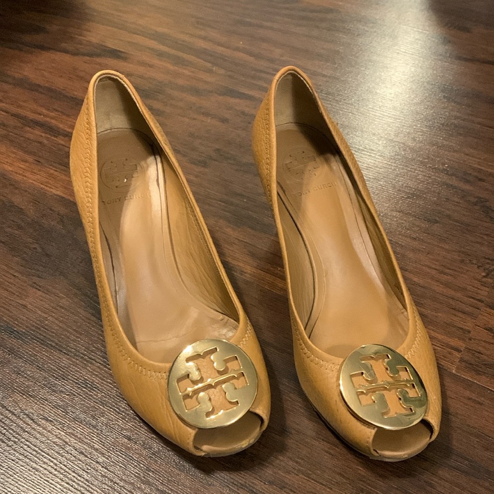 TORY BURCH TAN LEATHER PEEP TOD WEDGE HEELS